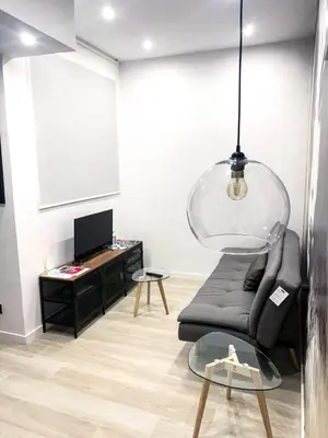 Una televisión o centro de entretenimiento en pequeño apartamento reformado en el centro ALQUILER TEMPORAL
