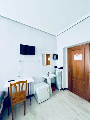 Una televisión o centro de entretenimiento en Hostal Conde De Alba