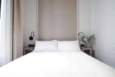 Cama o camas de una habitación en Numa Madrid Luna