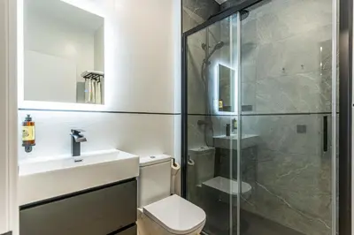 Un baño de VR LATINA APARTMENTS