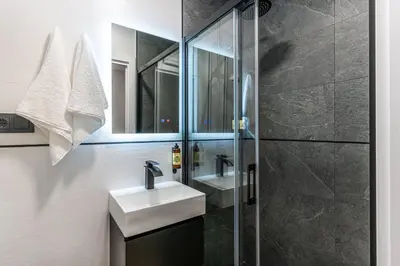 Un baño de VR LATINA APARTMENTS