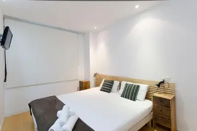 Cama o camas de una habitación en Beautiful flat a stone's throw from the Retiro-VILL