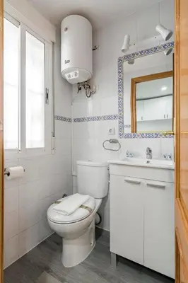 Un baño de GuestReady - Cozy studio in Madrid's Heart