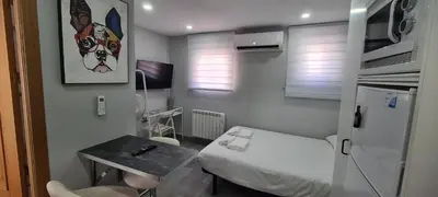 Una televisión o centro de entretenimiento en GuestReady - Cozy studio in Madrid's Heart
