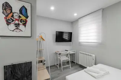 Una televisión o centro de entretenimiento en GuestReady - Cozy studio in Madrid's Heart