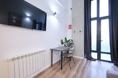 Una televisión o centro de entretenimiento en Acacias Apartments - City Centre