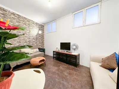Una televisión o centro de entretenimiento en Urbano y acogedor estudio en sótano