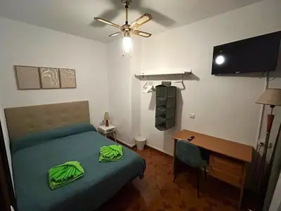 Una televisión o centro de entretenimiento en Habitaciones Figueroa