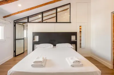 Cama o camas de una habitación en Modern Duplex - 1 Bedroom 1.5 Bathrooms - Sol