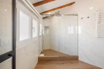 Un baño de Modern Duplex - 1 Bedroom 1.5 Bathrooms - Sol
