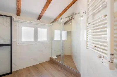 Un baño de Modern Duplex - 1 Bedroom 1.5 Bathrooms - Sol