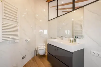 Un baño de Modern Duplex - 1 Bedroom 1.5 Bathrooms - Sol