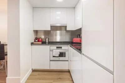 Una cocina o zona de cocina en Modern Duplex - 1 Bedroom 1.5 Bathrooms - Sol