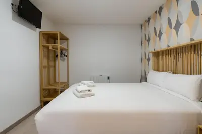 Cama o camas de una habitación en Bright new and wide- 1Bd 1Bth- Delicias
