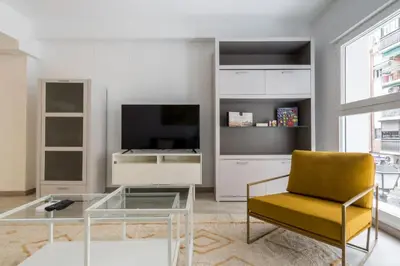 Una televisión o centro de entretenimiento en Bright new and wide- 1Bd 1Bth- Delicias