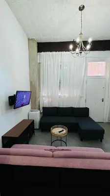 Una televisión o centro de entretenimiento en Madrid BeautyFlat for Six