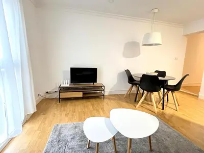 Una televisión o centro de entretenimiento en HUERTAS FLAT