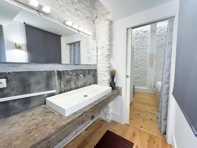 Un baño de Madrid Embajadores - Renovado en septiembre de 2025