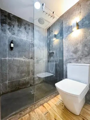 Un baño de Madrid Embajadores - Renovado en septiembre de 2025