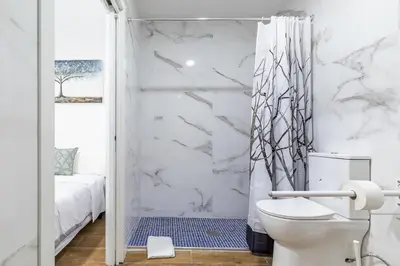 Un baño de AYZ Luis Cabrera-Auto check-in property