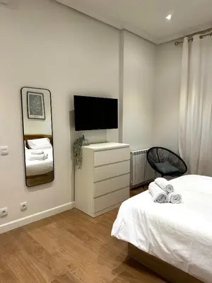 Cama o camas de una habitación en Lujoso Apartamento en Chamberí by beBalmy