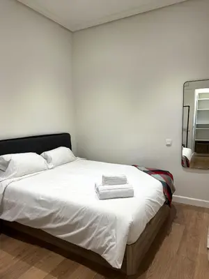 Cama o camas de una habitación en Lujoso Apartamento en Chamberí by beBalmy