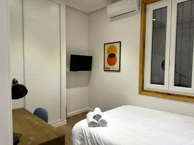 Cama o camas de una habitación en Lujoso Apartamento en Chamberí by beBalmy