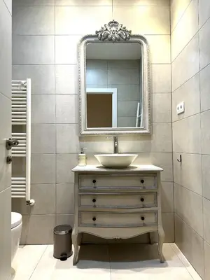 Un baño de Lujoso Apartamento en Chamberí by beBalmy