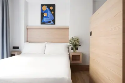 Cama o camas de una habitación en Numa Madrid Goya