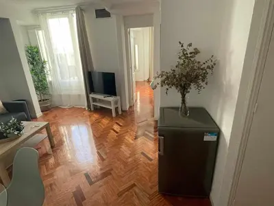 Una televisión o centro de entretenimiento en Apartamento con terraza y vistas Alcalá-Retiro