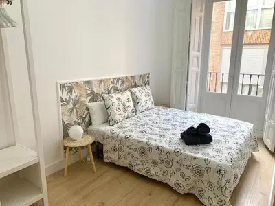 Cama o camas de una habitación en Piso recien reformado, junto a Gran Via