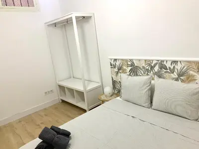 Cama o camas de una habitación en Piso recien reformado, junto a Gran Via