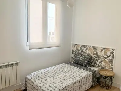 Cama o camas de una habitación en Piso recien reformado, junto a Gran Via