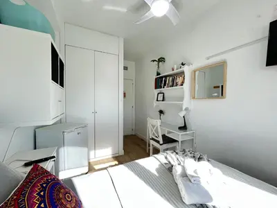 Una televisión o centro de entretenimiento en Habitación Atocha Mendez