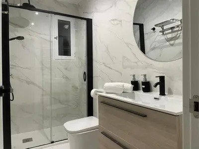 Un baño de U2 Apartamento cerca de Metro