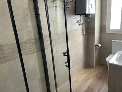 Un baño de U5 Bien situado cerca de metro