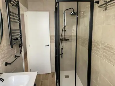 Un baño de U5 Bien situado cerca de metro