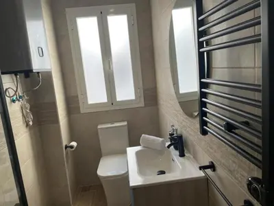 Un baño de U5 Bien situado cerca de metro