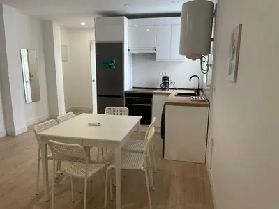 Una cocina o zona de cocina en U6 Cómodo bien localizado cerca de Metro