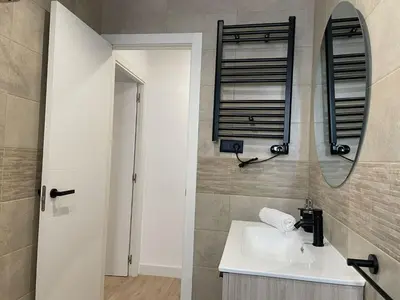 Un baño de U6 Cómodo bien localizado cerca de Metro