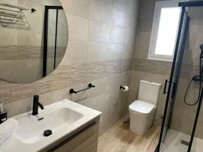 Un baño de U6 Cómodo bien localizado cerca de Metro