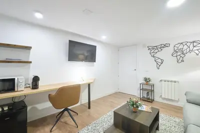 Una televisión o centro de entretenimiento en Lovely Apartments - Alójate en el corazón de Madrid