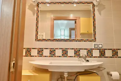 Un baño de For You Rentals CÓMODO DEPARTAMENTO TEMPORAL DE DOS DOMITORIOS CERCA A PLAZA ELIPTICA MCU149