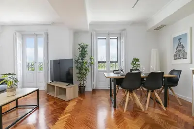 Una televisión o centro de entretenimiento en Piso luminoso con balcones frente Parque Retiro