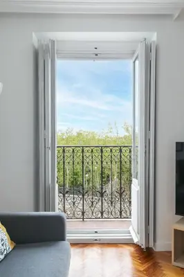 Un balcón o terraza de Piso luminoso con balcones frente Parque Retiro