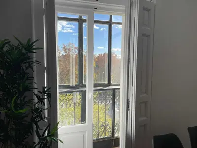 Un balcón o terraza de Piso luminoso con balcones frente Parque Retiro