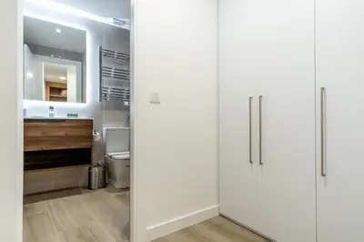 Un baño de 2 bedrooms 2 bathrooms- Modern and Bright- Center