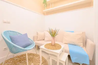 Plano de For You Rentals Encantador Estudio TEMPORAL con Cama Doble y Sofá Cama, Patio Compartido CAR860