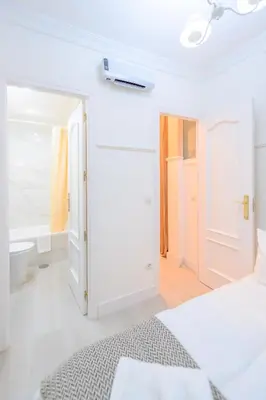 Plano de For You Rentals Encantador Estudio TEMPORAL con Cama Doble y Sofá Cama, Patio Compartido CAR860