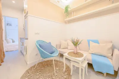 Plano de For You Rentals Encantador Estudio TEMPORAL con Cama Doble y Sofá Cama, Patio Compartido CAR860